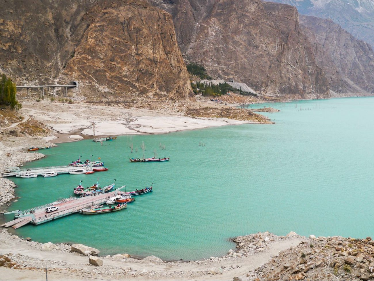lodowiec-hopar-i-jezioro-attabad